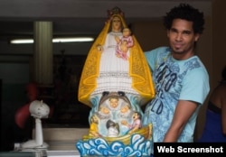 Luis Manuel Otero Alcántara sostiene una estatuilla de la Virgen de la Caridad del Cobre, Patrona de Cuba. (Foto: CubaNet)