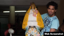 Luis Manuel Otero Alcántara sostiene una estatuilla de la Virgen de la Caridad del Cobre, Patrona de Cuba. (Foto: CubaNet)