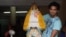 Luis Manuel Otero Alcántara sostiene una estatuilla de la Virgen de la Caridad del Cobre, Patrona de Cuba. (Foto: CubaNet)