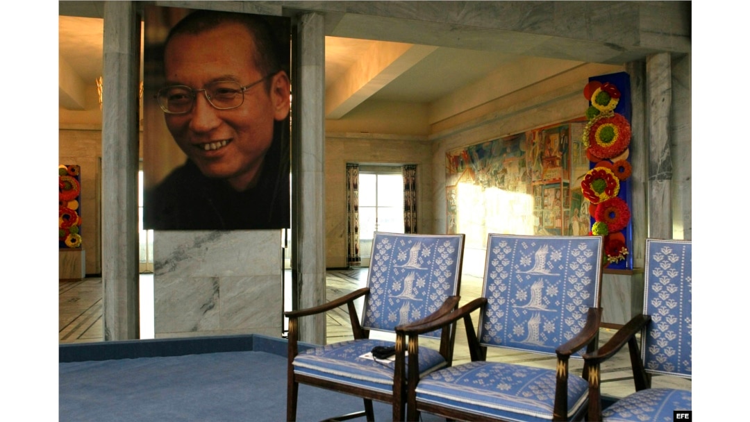La fotografía del Nobel de la Paz 2010, Liu Xiaobo, preside la ceremonia de entrega de dicho Nobel junto a unas sillas vacías en Oslo (Noruega)