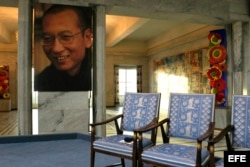 La fotografía del Nobel de la Paz 2010, Liu Xiaobo, preside la ceremonia de entrega de dicho Nobel junto a unas sillas vacías en Oslo (Noruega)