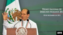 -El padre Alejandro Solalinde (i) al recibir el premio de Derechos Humanos 2012 de México, el 10 de diciembre de 2012. 