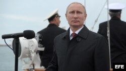 Vladimir Putin preside desfile militar en Crimea. 