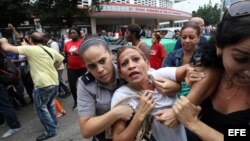 Eralides Frómeta Polanco, Damas de Blanco, es detenida, entre hostigamiento e insultos de sectores oficialistas, en La Habana (10 de diciembre, 2015).