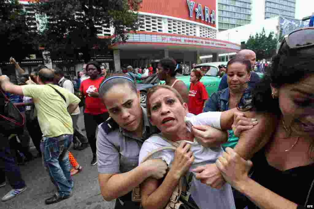 Eralides Frómeta Polanco, de las Damas de Blanco es detenida, entre hostigamiento e insultos de sectores oficialistas, el 10 de diciembre de 2015, en La Habana (Cuba)