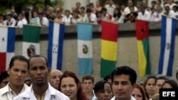 Jóvenes médicos en un acto realizado en la Escuela de Medicina Mártires de Girón, Cuba.