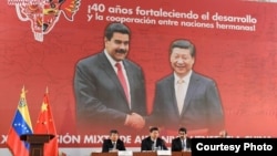 Los presidentes de Venezuela y China, Nicolás Maduro y Xi Jinping, presiden la clausura de una reunión de la Comisión Conjunta de Alto Nivel en Caracas en julio del 2014 