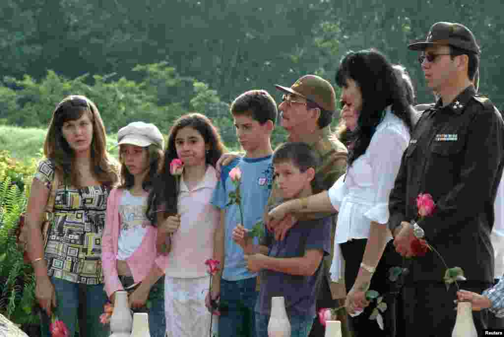 La familia de Ra&#250;l Castro en los funerales de Vilma Esp&#237;n en Mayar&#237; en junio de 2007. REUTERS/MINFAR/Handout 