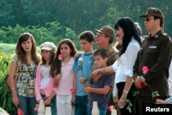 La familia de Raúl Castro en los funerales de Vilma Espín en Mayarí en junio de 2007. REUTERS/MINFAR/Handout