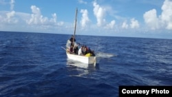 Cubanos detenidos en alta mar por la Guardia Costera.