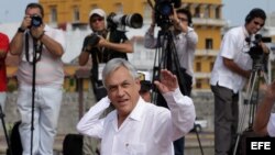 El presidente de Chile Sebastián Piñera saluda a su llegada hoy, lunes 10 de febrero de 2014, a la explanada de San Francisco en el Centro de Convenciones donde se realiza la VIII Cumbre de la Alianza Pacífico en Cartagena de Indias (Colombia).