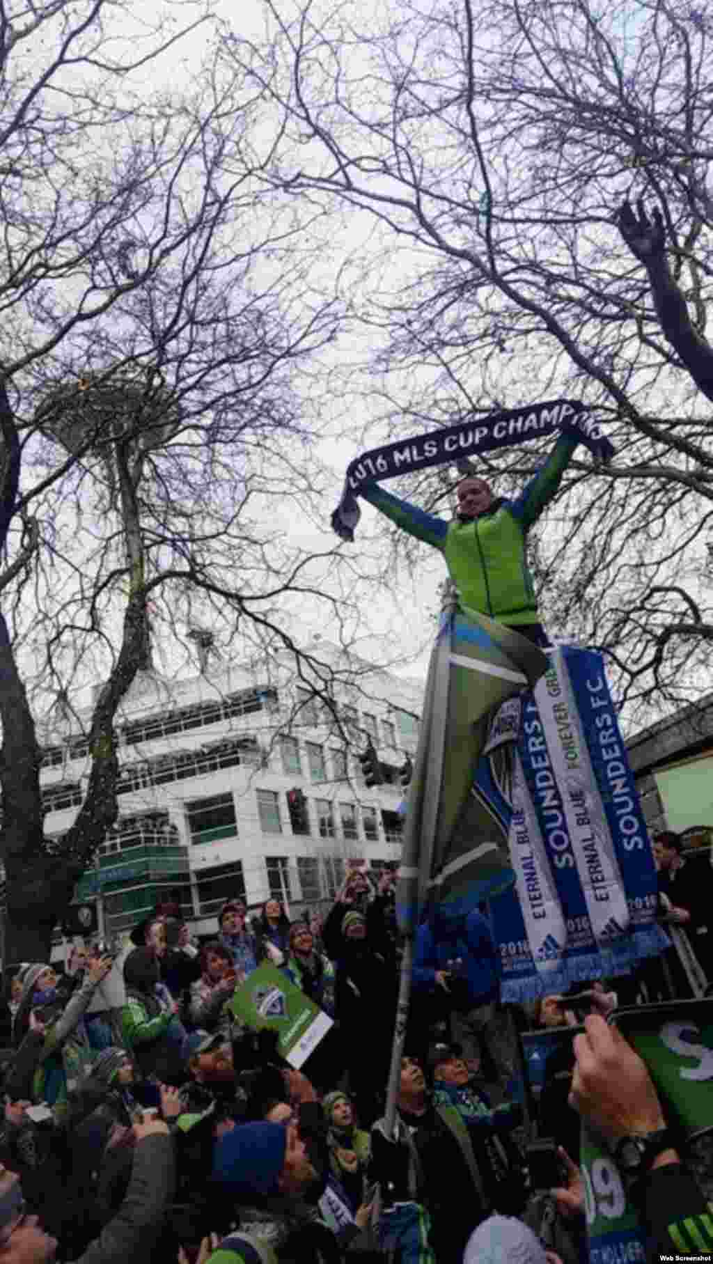 Miles de fanáticos salieron el martes a las calles de la ciudad de Seattle para festejar el título conseguido por los Sounders.