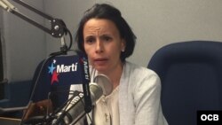 La profesora universitaria cubana y activista de derechos humanos Omara Ruiz Urquiola en los estudios de Radio Martí (Foto: Archivo).