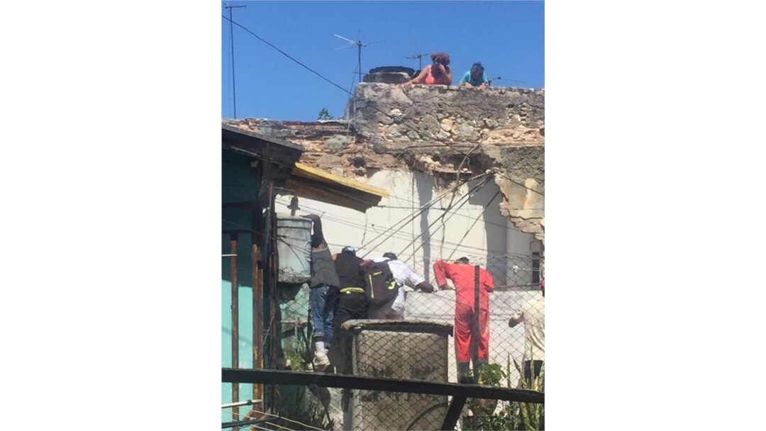 El lugar del derrumbe. (Foto tomada del Facebook de Isladaris Benitez)