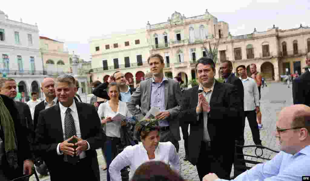 El ministro alemán de Economía, Sigmar Gabriel (d), realiza un recorrido por el Centro Histórico de La Habana hoy, viernes 8 de enero de 2016. 
