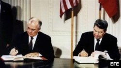 Ronald Reagan y Mijail Gorbachev firman acuerdo sobre misiles nucleares en diciembre de 1987. 