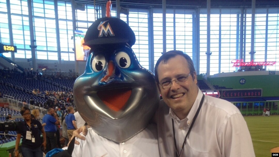 José Pepé Lacayo junto a la mascota de los Marlins