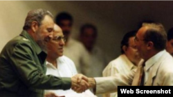 Vahe Cy Tokmakjian saluda a Fidel Castro.