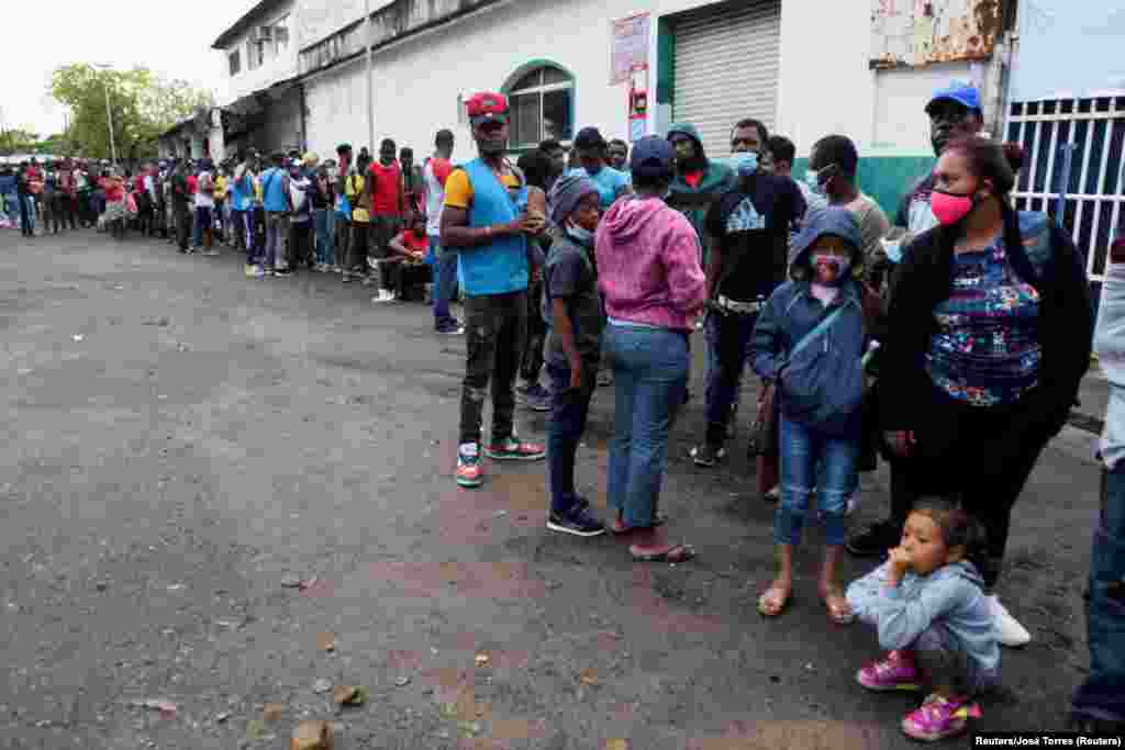 Migrantes de América Central, Haiti y Cuba esperan en las afueras de la Comisión de Asistencia para Refugiados Mexicana (COMAR), por sus siglas en inglés, para aplicar para asilo y estado de refugiado en Tapachula, México el 6 de mayo del 2021.