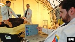 Médicos brasileños con nuevos robots de práctica que empezaron a utilizarse en un hospital municipal en Río de Janeiro.