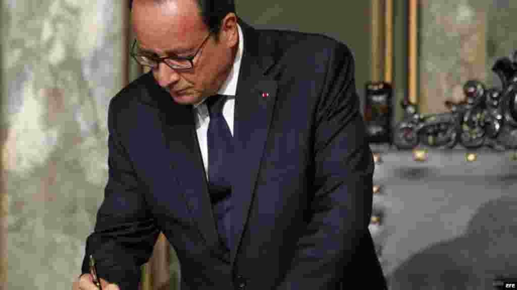 El presidente de Francia François Hollande firma el libro de visitantes de la Universidad de La Habana.