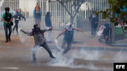 Opositores se enfrentan a la policía bolivariana en el sector de Chacao (17 de abril 2014).