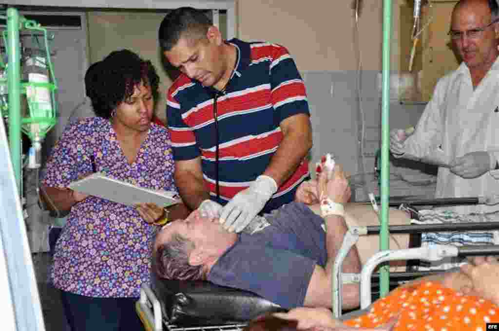 En el accidente ocurrido en Santi Spíritus, uno de los heridos es atendido el sábado 2 de abril de 2016.