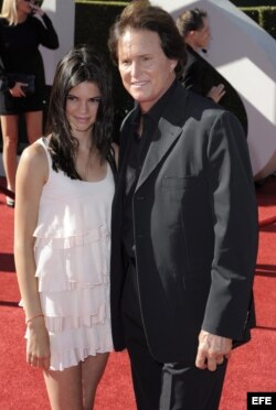 El atleta olímpico Bruce Jenner posa junto a su hija Kendall Jenner.