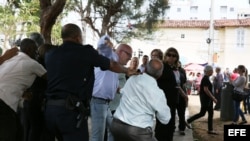 Orlando Gutiérrez Boronat, del Directorio Democrático Cubano, durante el altercado con las turbas castristas de la embajada cubana en Panamá.
