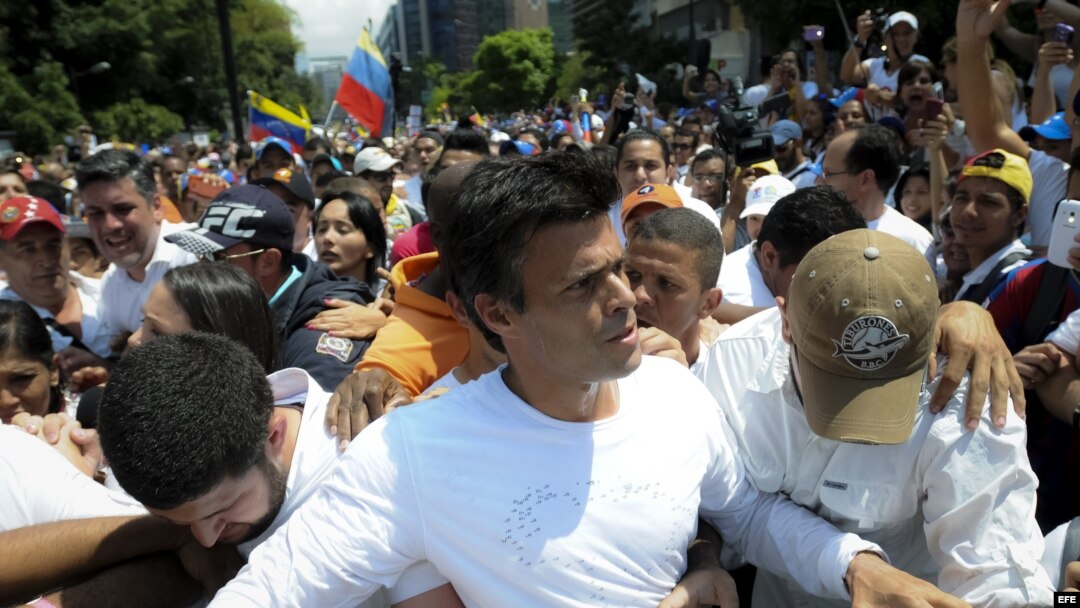 El dirigente opositor venezolano Leopoldo López antes de entregarse a miembros de la Guardia Nacional