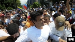 El dirigente opositor venezolano Leopoldo López antes de entregarse a miembros de la Guardia Nacional