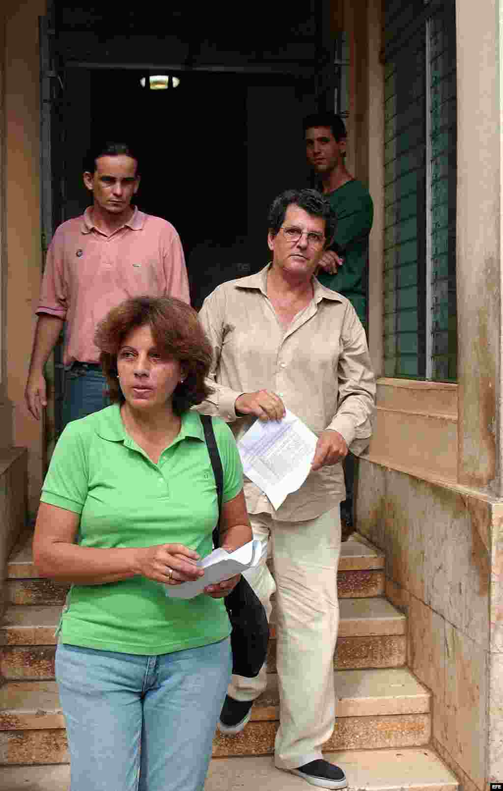 El disidente Oswaldo Payá (d), gestor principal del Proyecto Varela abandona esta mañana la sede del Parlamento cubano luego de entregar una caja con 14364 firmas de ciudadanos avalando las reformas que promueve el Proyecto Varela. Lo acompañan su esposa 
