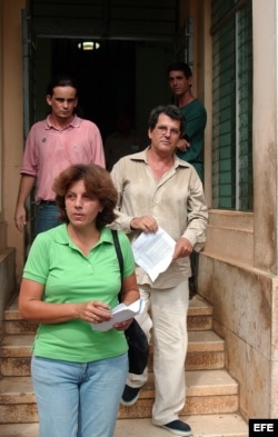 Payá (d) abandona la sede del Parlamento cubano luego de entregar una caja con 14364 firmas de ciudadanos avalando las reformas que promueve el Proyecto Varela. Lo acompañan su esposa y un activista del MCL.