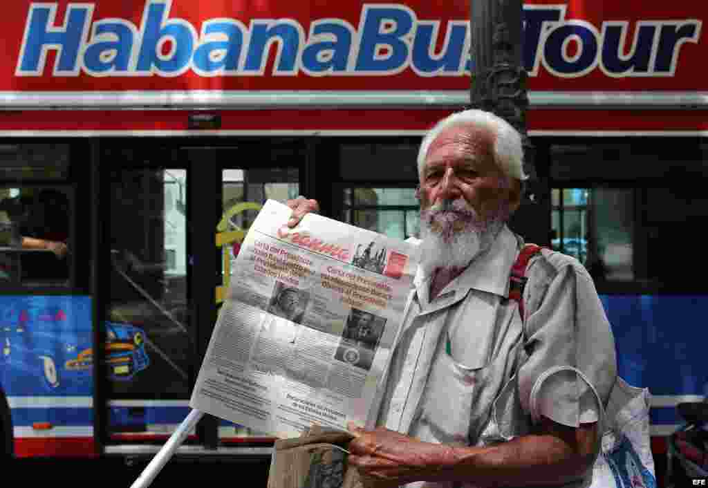 Un vendedor de periódicos en La Habana, Cuba. 