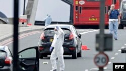 Oficiales forenses investigan la escena del ataque terrorista en el puente de Londres. 