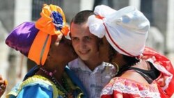 ¿Puede el cubano relacionarse libremente con turistas?
