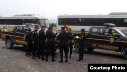 Dos de los tres autobuses en los que viajaban 139 indocumentados cubanos cerca de El Progreso, Guatemala.