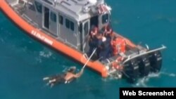 Seis balseros al parecer cubanos fueron rescatados por la Guardia Costera de EE.UU. a 5 millas de Key Byscaine (WTVJ).