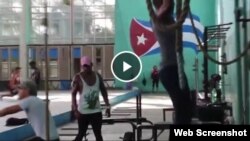 Impiden a jóvenes entrenar en gimnasio estatal en La Habana.