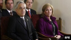 El presidente de Chile Sebastián Piñera (i) y su esposa Cecilia Morel (d) asisten a una liturgia en conmemoración de los 40 años del golpe de estado en el Palacio de La Moneda en Santiago de Chile (Chile). 