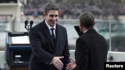 Barack Obama saluda al poeta Richard Blanco luego de su participación en la ceremonia inaugural.