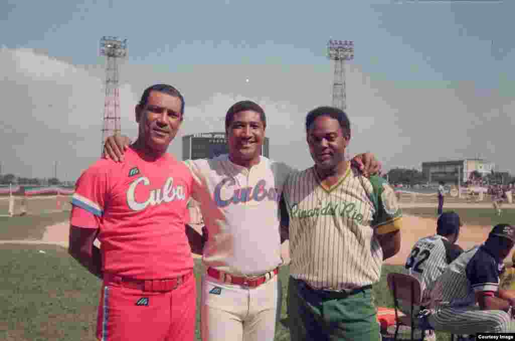 Los estelares Antonio Muñoz (izq.) Lourdes Gurriel (Cent)&nbsp;y Luis Giraldo Casanova (Der.)&nbsp;Cortesía de Glarias del Béisbol Cubano.
