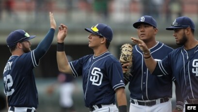 Los Padres muestran sus nuevos uniformes marrones - San Diego