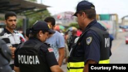 Guardias en borde fronterizo de Costa Rica durante la estancia de cubanos en la región.