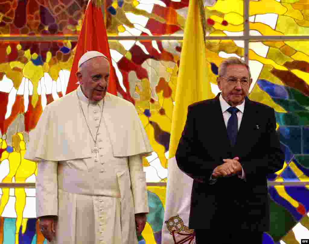 El papa Francisco y Raúl Castro ante el intercambio de regalos.
