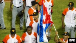 Jugadores de Villa Clara, Cuba, celebraban su victoria ante Indios de Mayagüez de Puerto Rico el 4 de febrero de 2014, durante un juego de la Serie del Caribe 2014, en el Estadio Nueva Esparta, en Margarita (Venezuela).