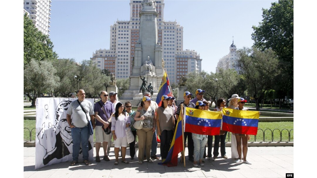 Un grupo de venezolanos se manifiesta en la Plaza de España, centro de Madrid, en apoyo a oposición venezolana