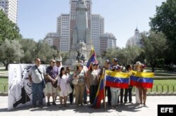 Un grupo de venezolanos se manifiesta en la Plaza de España, centro de Madrid, en apoyo a oposición venezolana