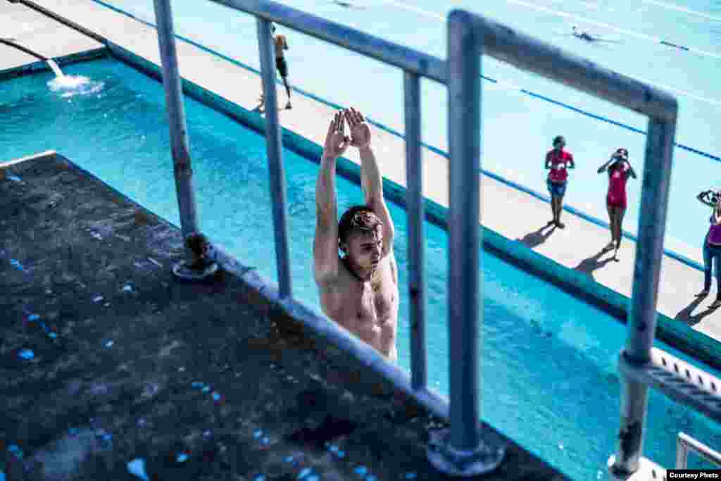 El campeón de 2013, Artem Silchenko, entrenan en una piscina de La Habana.
