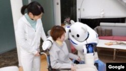 El robot cumple órdenes a control remoto operado por pacientes.